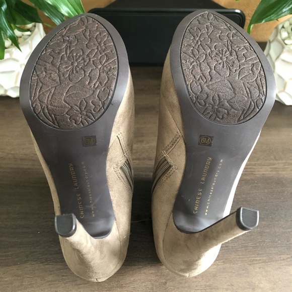 Chinese Laundry Ultra Suede Taupe Size 6 “NWOB” - Picture 3 of 5